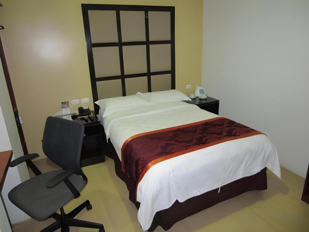 Avenue Suites Bacolod Exterior photo
