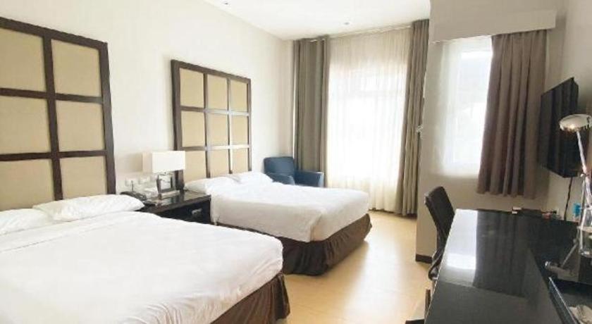 Avenue Suites Bacolod Exterior photo