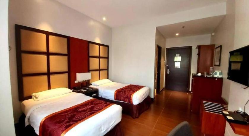 Avenue Suites Bacolod Exterior photo